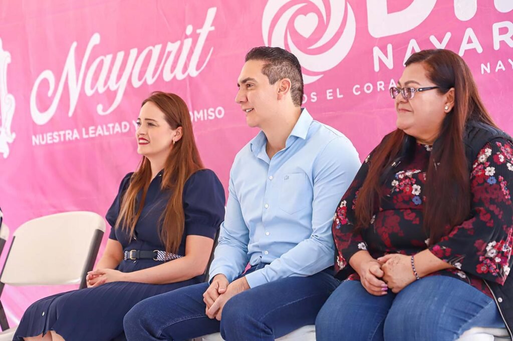 Hector Santana y Margui Zuniga acompanan a Beatriz Estrada en la entrega de apoyos en La Cruz de Huanacaxtle 09