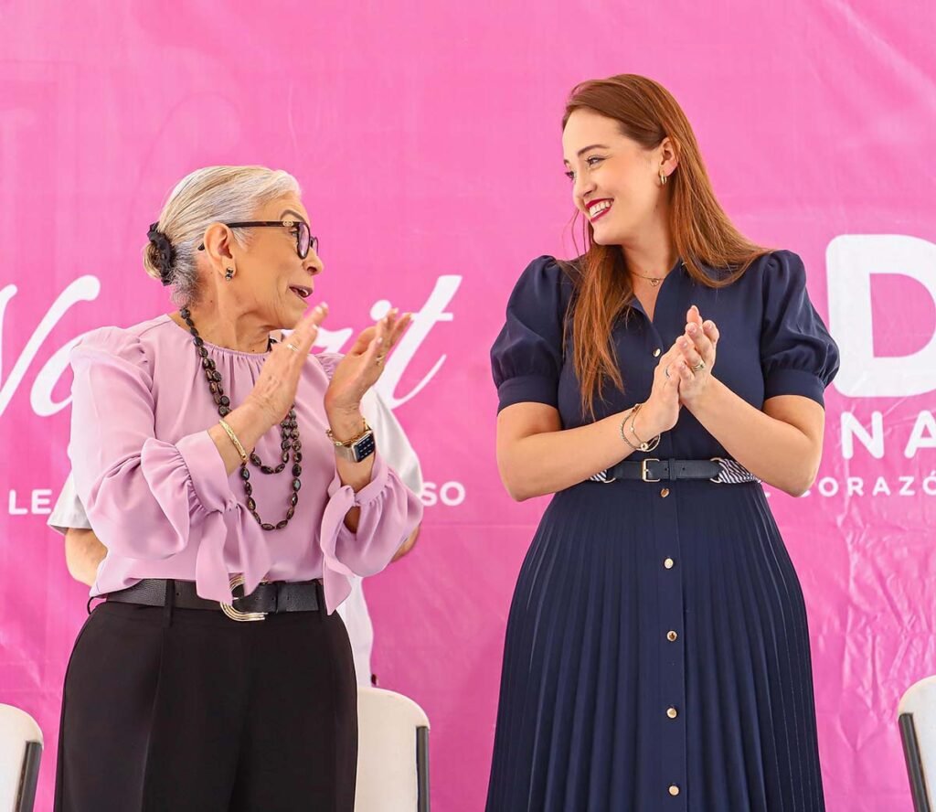 Hector Santana y Margui Zuniga acompanan a Beatriz Estrada en la entrega de apoyos en La Cruz de Huanacaxtle 10