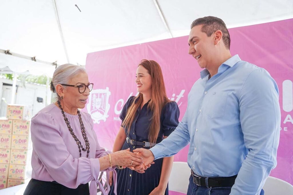 Hector Santana y Margui Zuniga acompanan a Beatriz Estrada en la entrega de apoyos en La Cruz de Huanacaxtle 11