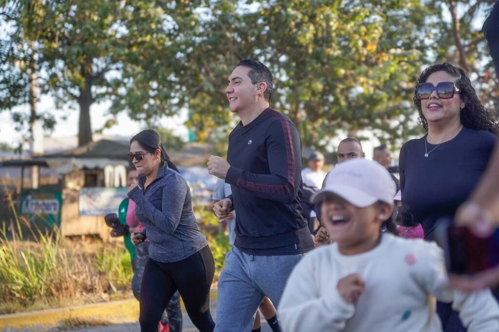 Hector Santana y familias de Bahia de Banderas participan en la Carrera Recreativa Hazlo por tu Salud 02