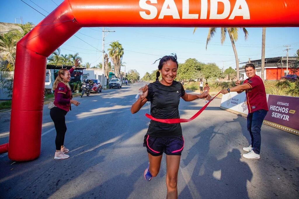 Hector Santana y familias de Bahia de Banderas participan en la Carrera Recreativa Hazlo por tu Salud 03