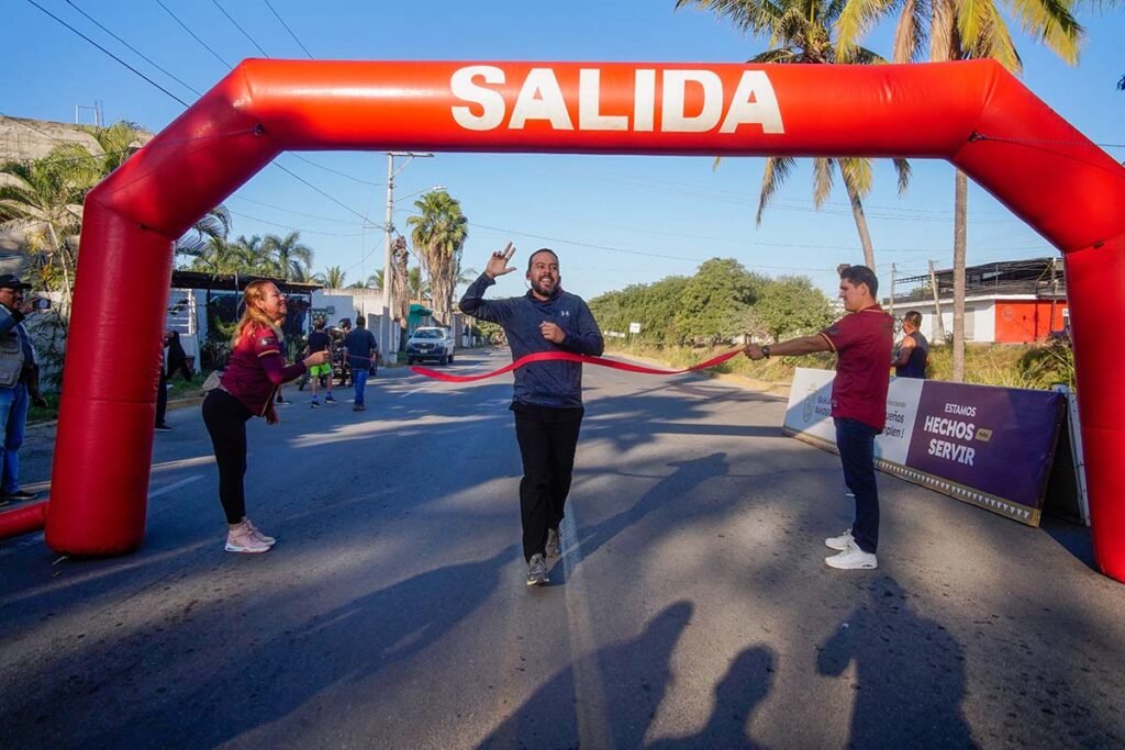 Hector Santana y familias de Bahia de Banderas participan en la Carrera Recreativa Hazlo por tu Salud 06