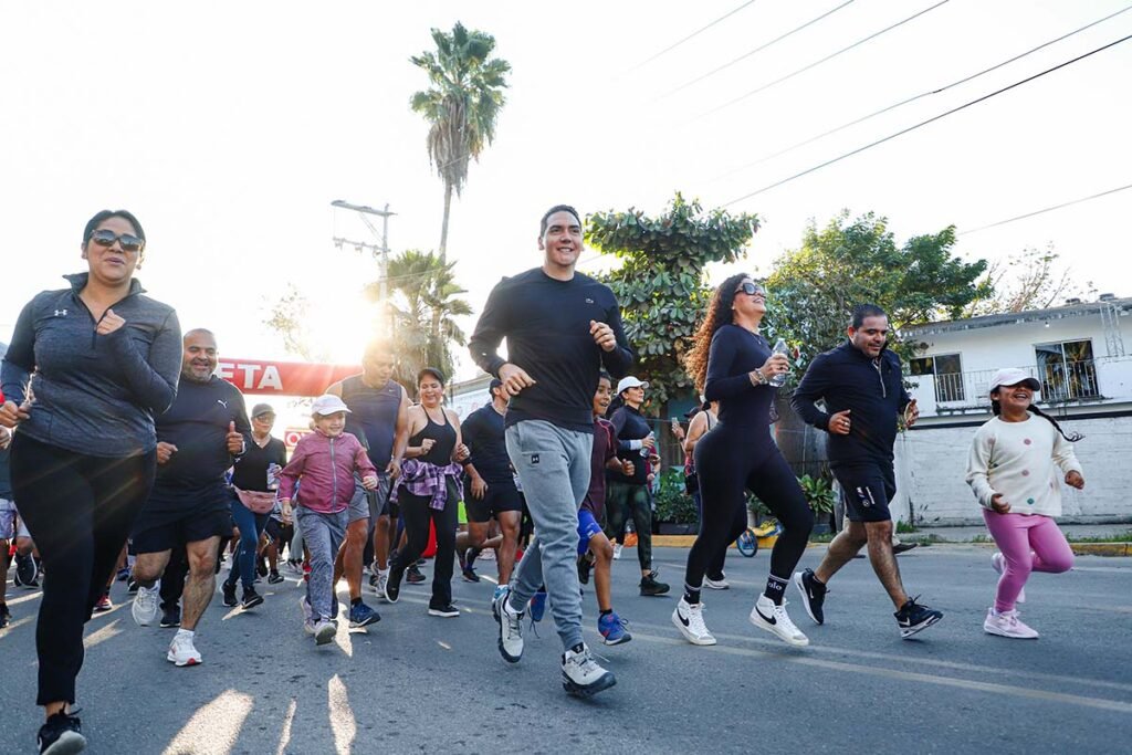 Hector Santana y familias de Bahia de Banderas participan en la Carrera Recreativa Hazlo por tu Salud 08