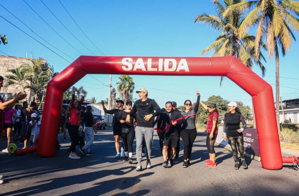 Hector Santana y familias de Bahia de Banderas participan en la Carrera Recreativa Hazlo por tu Salud 09