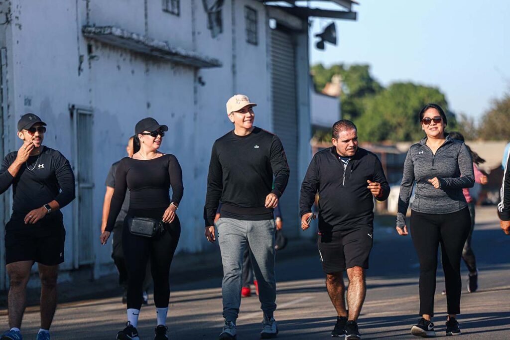 Hector Santana y familias de Bahia de Banderas participan en la Carrera Recreativa Hazlo por tu Salud 10