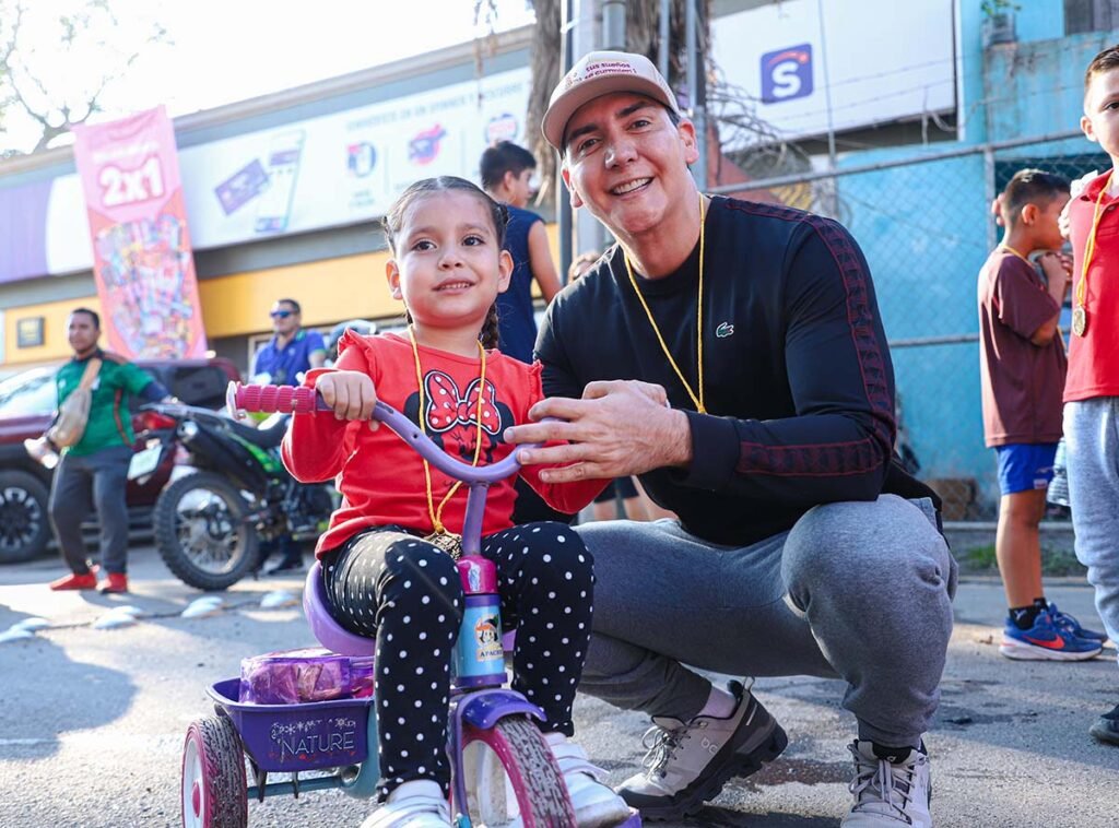 Hector Santana y familias de Bahia de Banderas participan en la Carrera Recreativa Hazlo por tu Salud 11