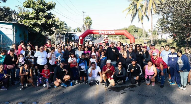 Héctor Santana y familias de Bahía de Banderas “Hazlo por tu Salud”