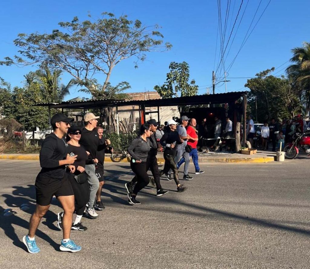 Hector Santana y familias de Bahia de Banderas participan en la Carrera Recreativa Hazlo por tu Salud 13