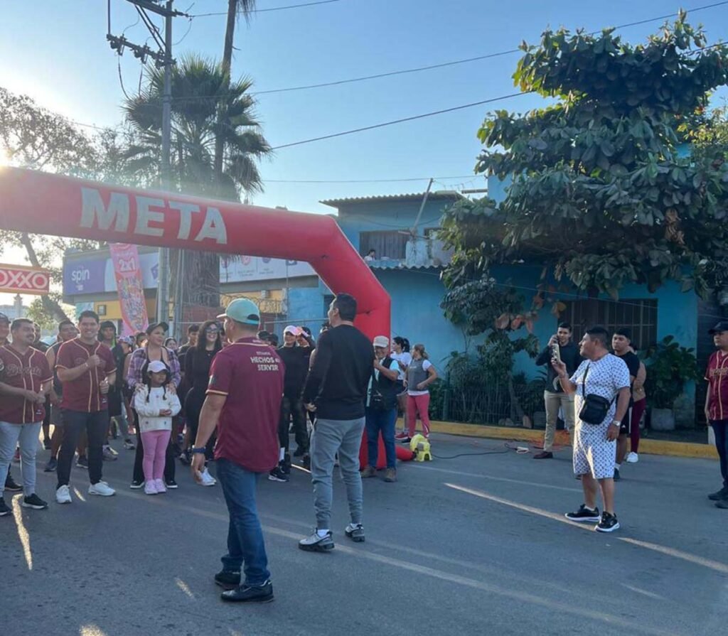 Hector Santana y familias de Bahia de Banderas participan en la Carrera Recreativa Hazlo por tu Salud 14