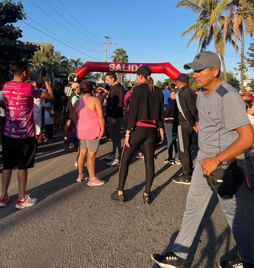 Hector Santana y familias de Bahia de Banderas participan en la Carrera Recreativa Hazlo por tu Salud 15