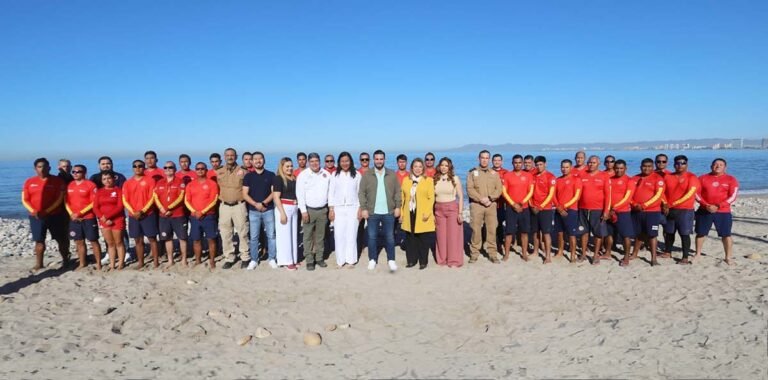 Luis Munguía reconoce labor de guardavidas en su día