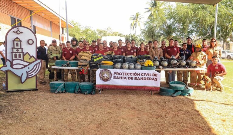 Héctor Santana refuerza Protección Civil de Bahía de Banderas con equipo donado y nueva inversión