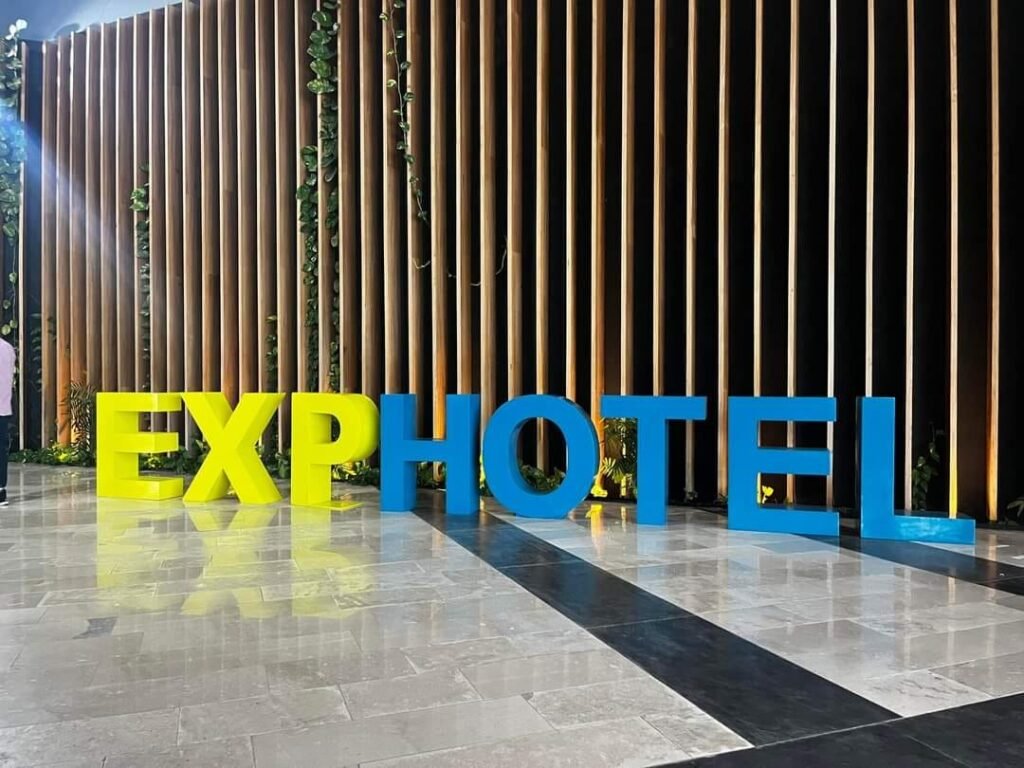 Letras de ExpHotel.