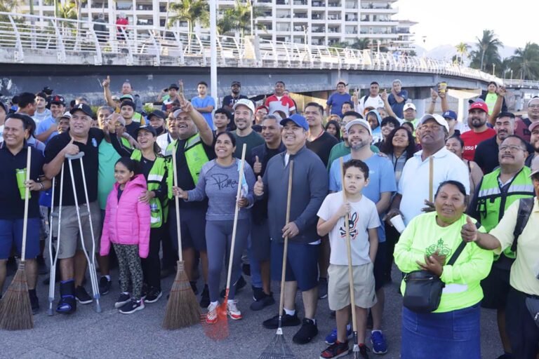 Retiran 2 toneladas de basura de la playa en donde desemboca el río Cuale
