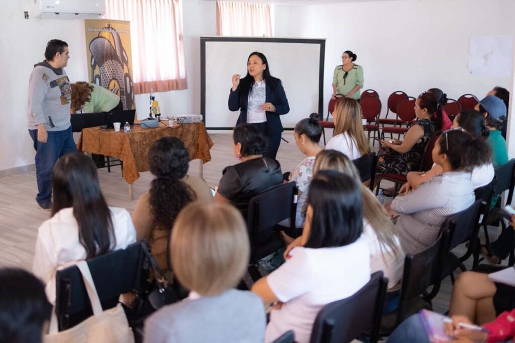 Emprendedores reciben capacitacion y herramientas para impulsar sus negocios 03