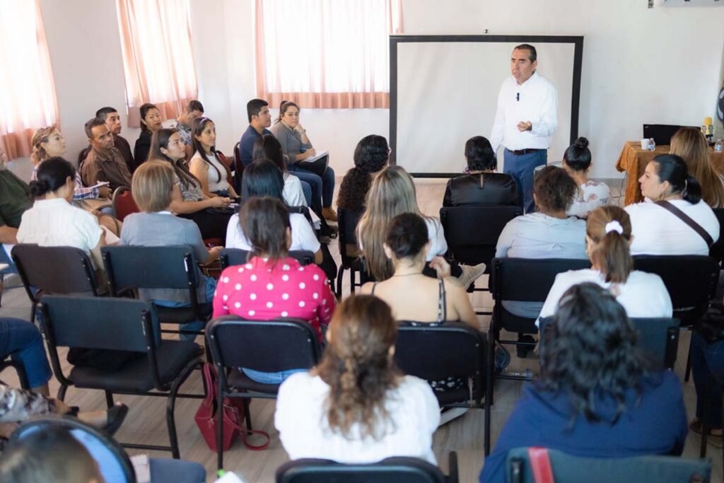 Emprendedores reciben capacitacion y herramientas para impulsar sus negocios 04