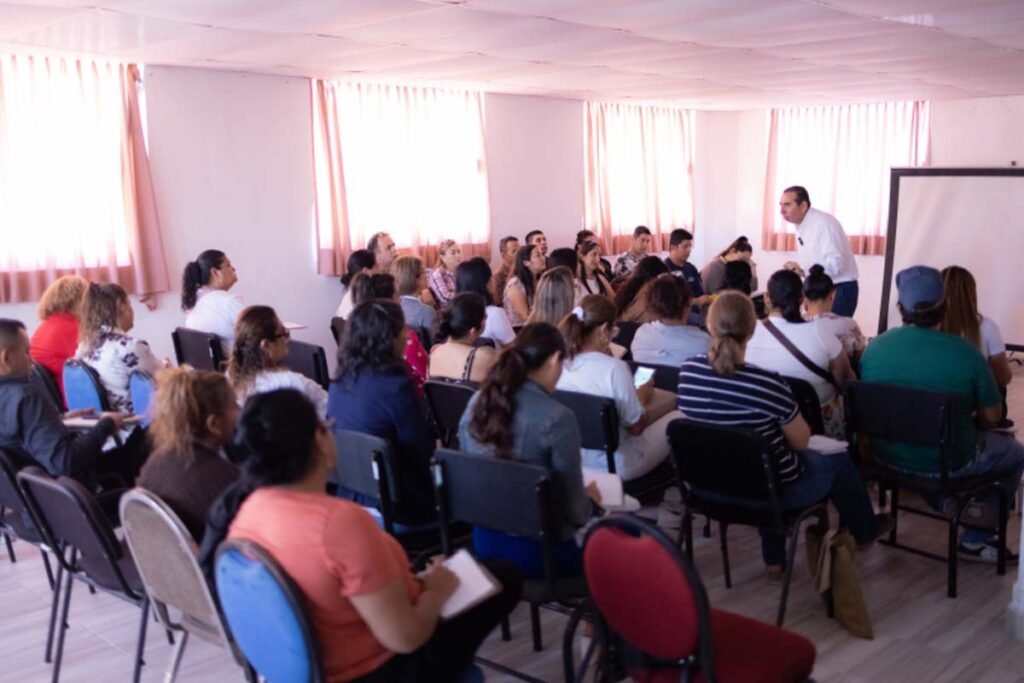 Emprendedores reciben capacitacion y herramientas para impulsar sus negocios 05