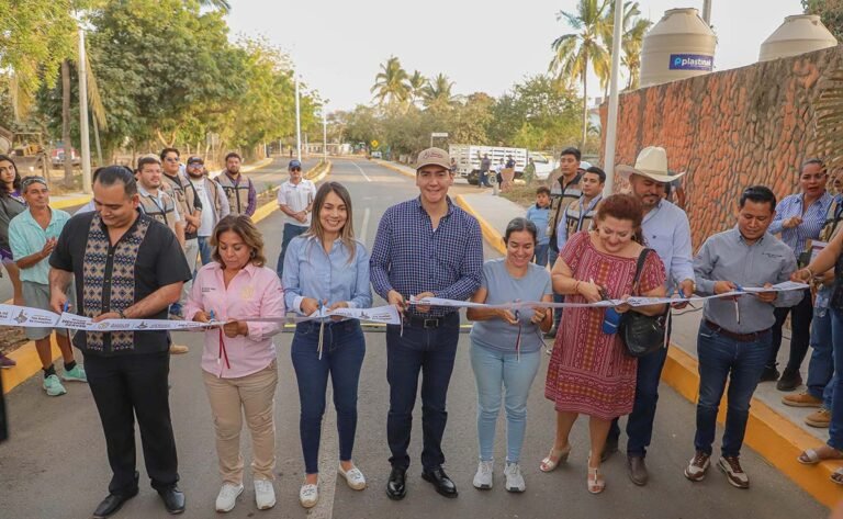 Héctor Santana entrega la pavimentación de la calle El Canal en Bucerías