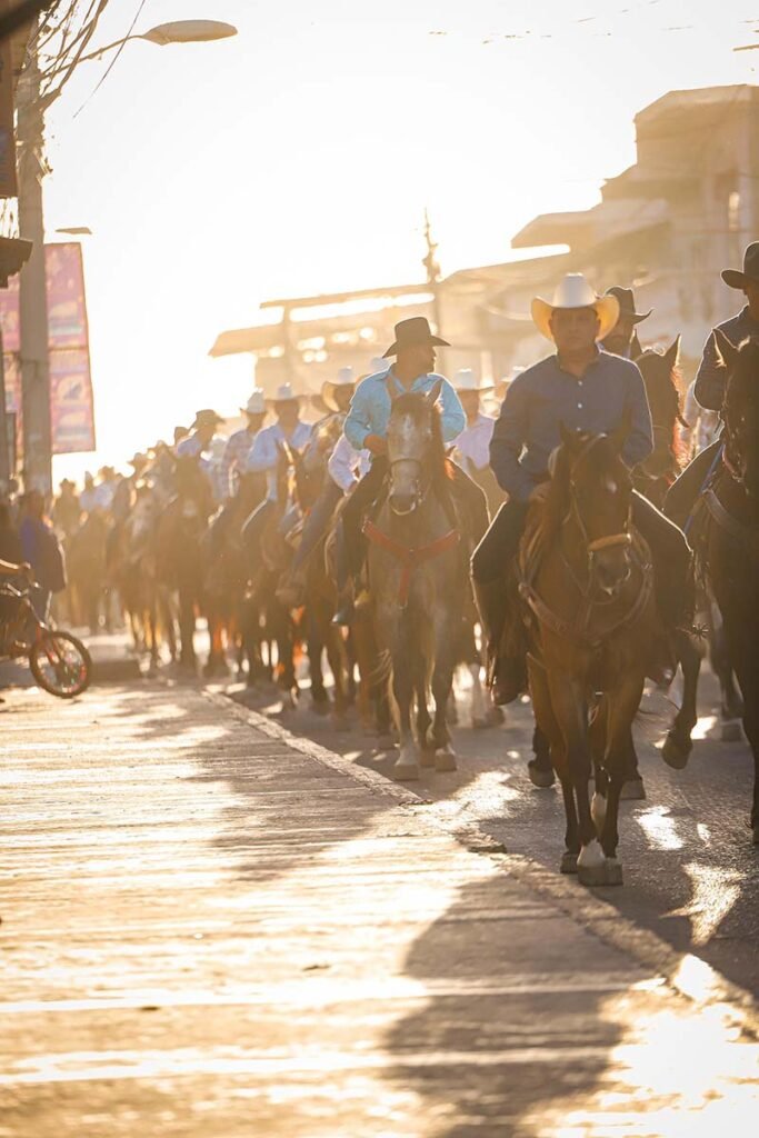 Hector Santana encabeza una cabalgata historica rumbo a la Expo Ganadera Bahia de Banderas 2025 01