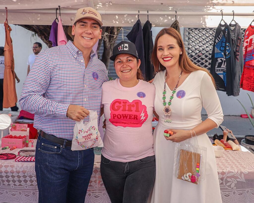 Hector Santana y Margui Zuniga inauguran el Mercado de Mujeres Emprendedoras en la plaza publica de San Juan de Abajo 01