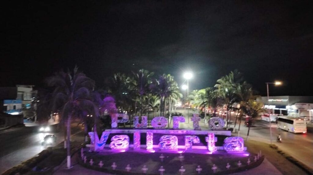 Iluminan de color morado edificios emblemáticos y espacios públicos en Vallarta 1 Iluminan de color morado edificios emblematicos y espacios publicos en Vallarta 01