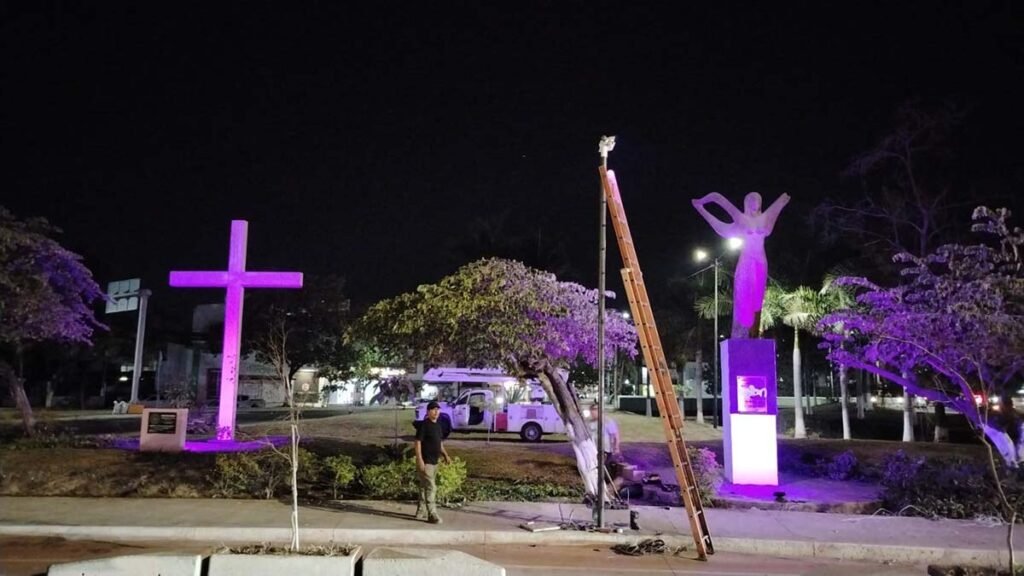 Iluminan de color morado edificios emblemáticos y espacios públicos en Vallarta 2 Iluminan de color morado edificios emblematicos y espacios publicos en Vallarta 02