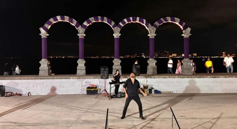 Iluminan de color morado edificios emblemáticos y espacios públicos en Vallarta