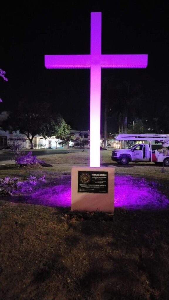 Iluminan de color morado edificios emblemáticos y espacios públicos en Vallarta 3 Iluminan de color morado edificios emblematicos y espacios publicos en Vallarta 04
