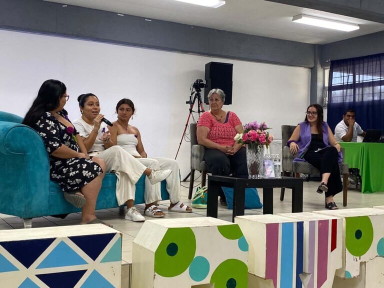 Jóvenes destacadas comparten experiencias en el foro «Morras al Frente»