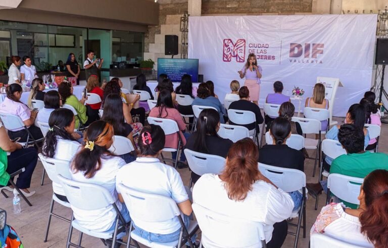 ‘Sí se puede mujeres’: Mayra Ramírez en charla de DIF Vallarta