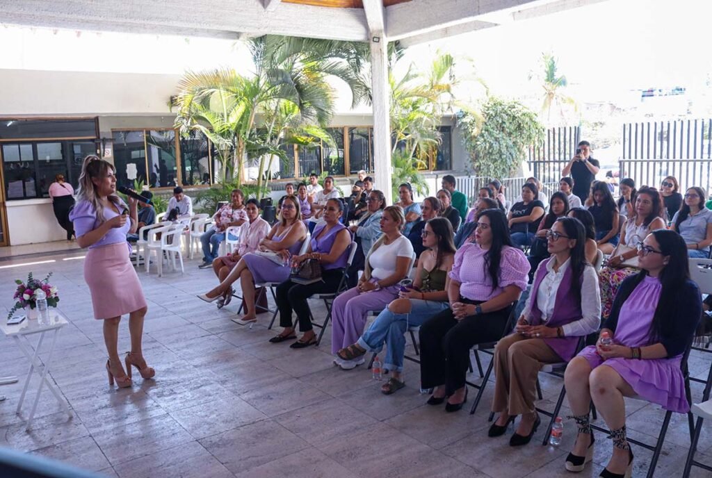 'Sí se puede mujeres': Mayra Ramírez en charla de DIF Vallarta 2 Mayra Ramirez en charla de DIF Vallarta 04
