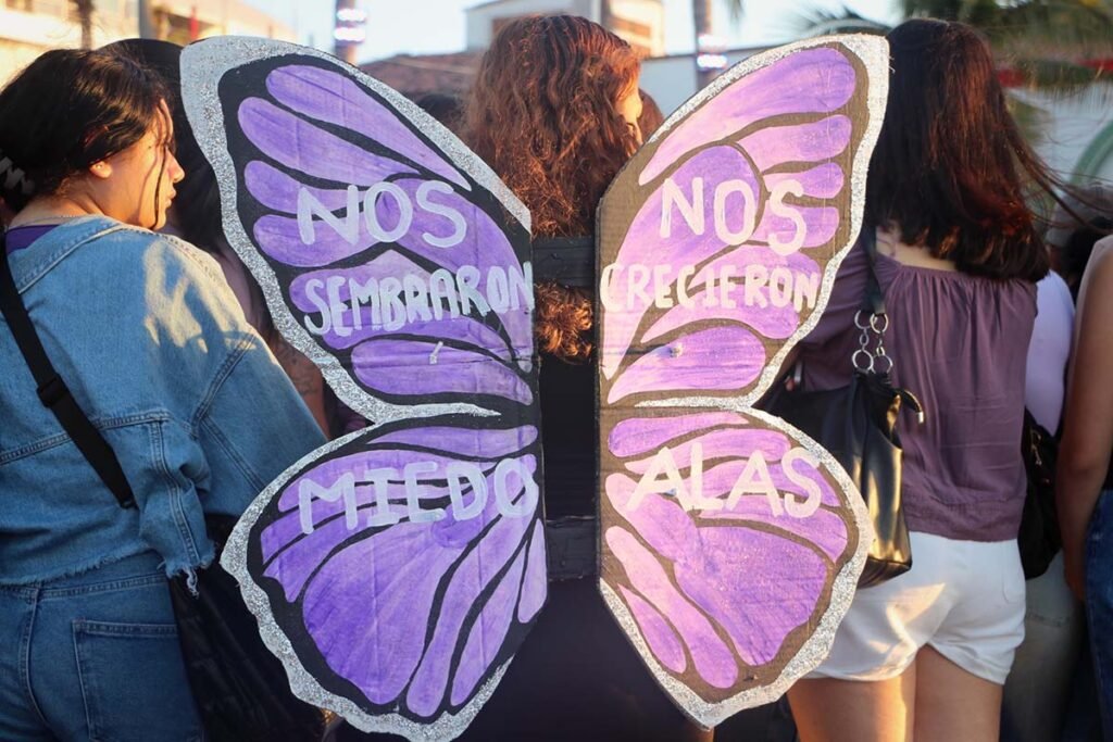 Mujeres de Puerto Vallarta alzan la voz en el 8M 01