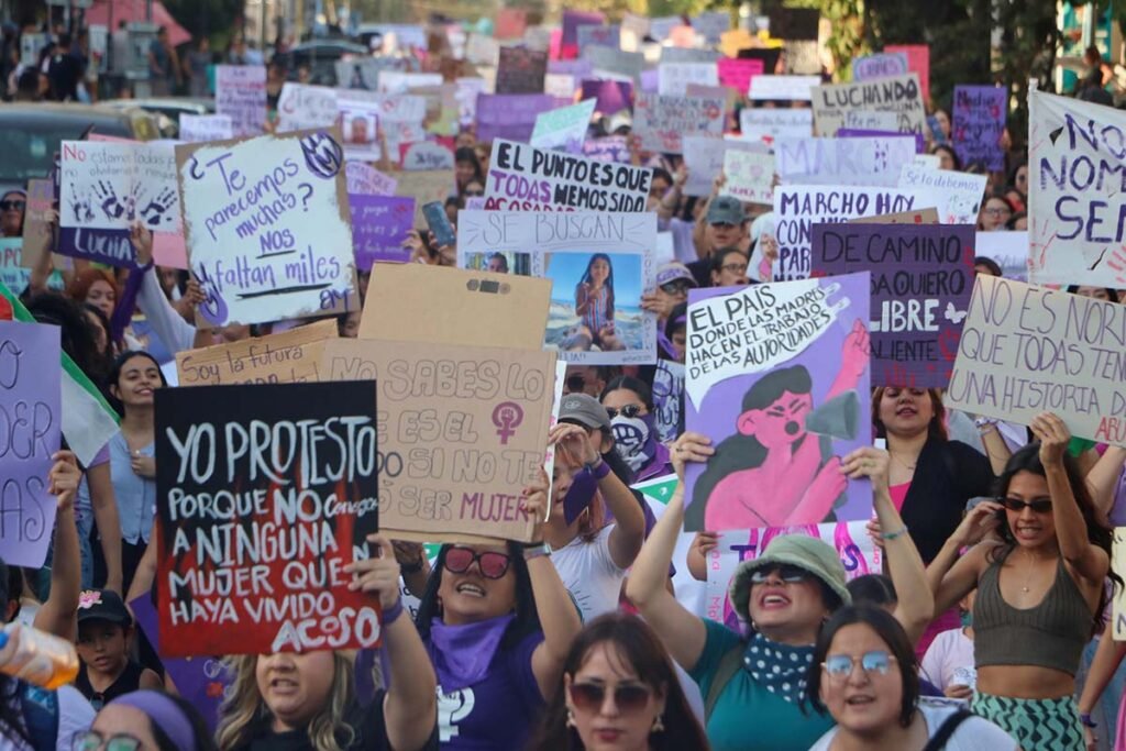 Mujeres de Puerto Vallarta alzan la voz en el 8M 02