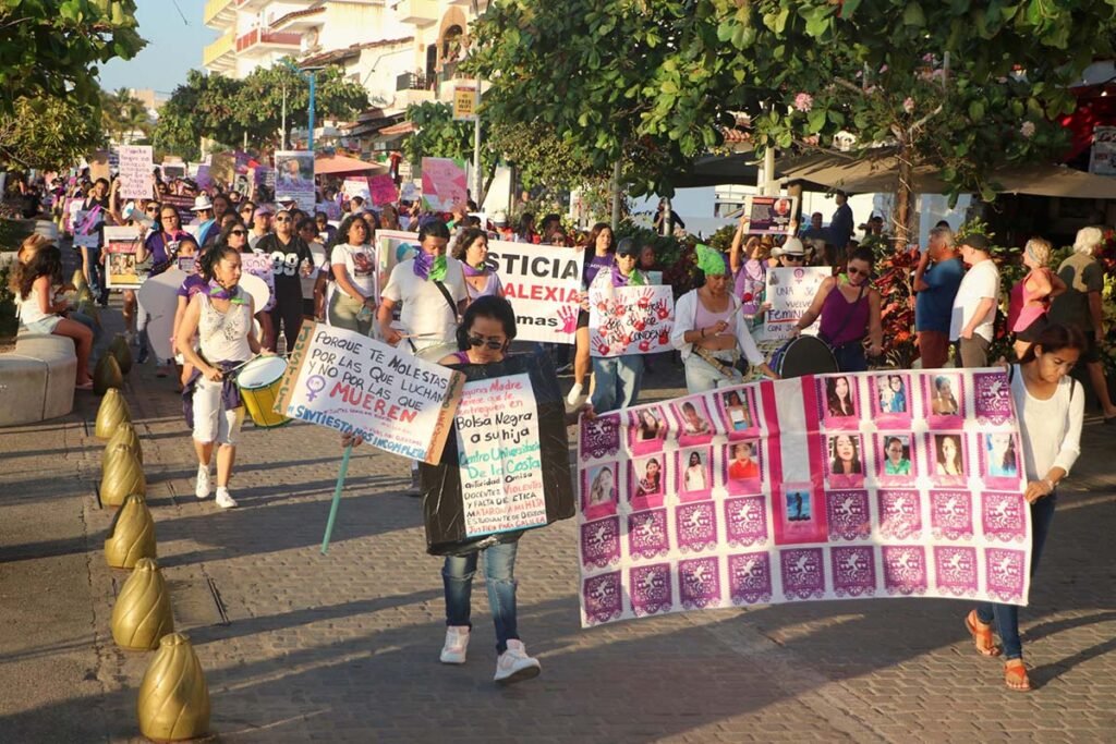 Mujeres de Puerto Vallarta alzan la voz en el 8M 03