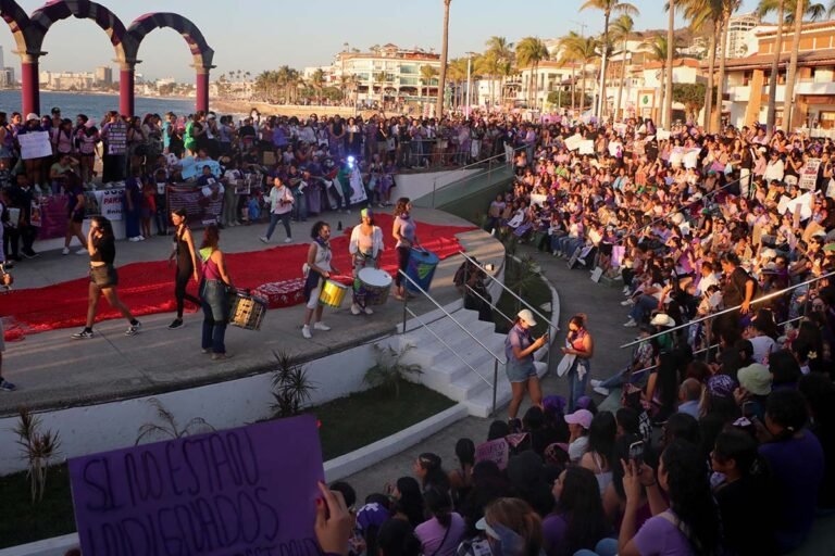 Mujeres de Puerto Vallarta alzan la voz en el 8M