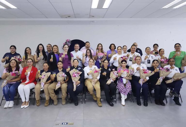 Reconocen a mujeres por su labor y dedicación en el servicio público
