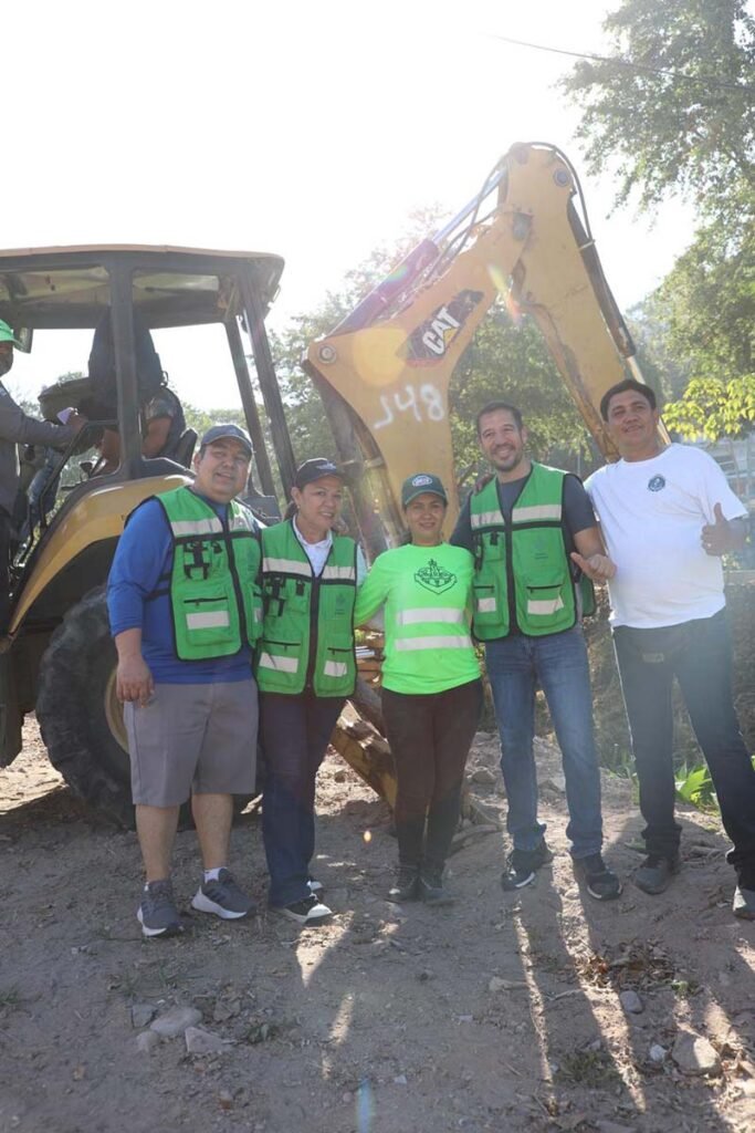 Unen esfuerzos para limpieza y desazolve del canal del Barrio Santa Maria 01