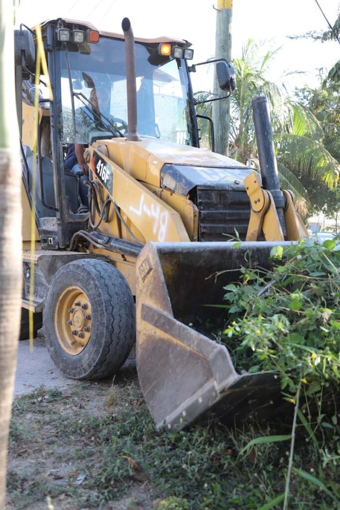 Unen esfuerzos para limpieza y desazolve del canal del Barrio Santa Maria 02