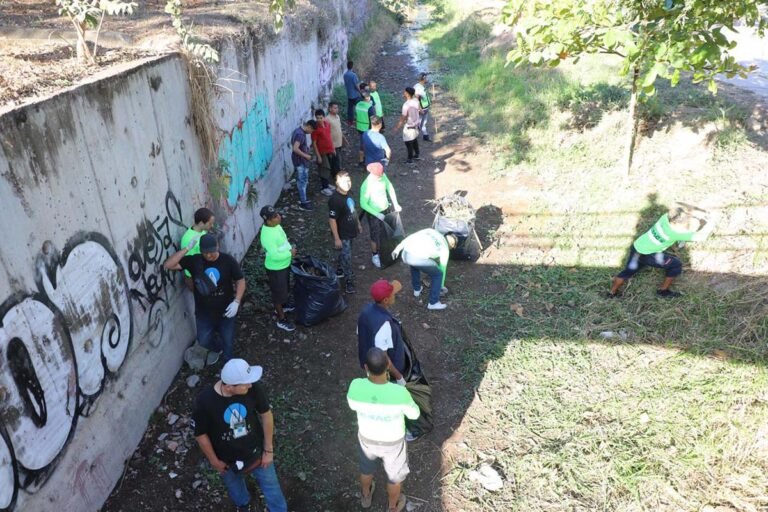 Unen esfuerzos para limpieza y desazolve del canal del Barrio Santa María