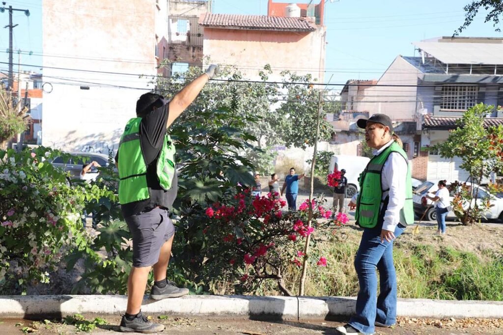 Unen esfuerzos para limpieza y desazolve del canal del Barrio Santa Maria 06