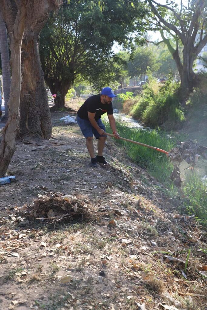 Unen esfuerzos para limpieza y desazolve del canal del Barrio Santa Maria 07