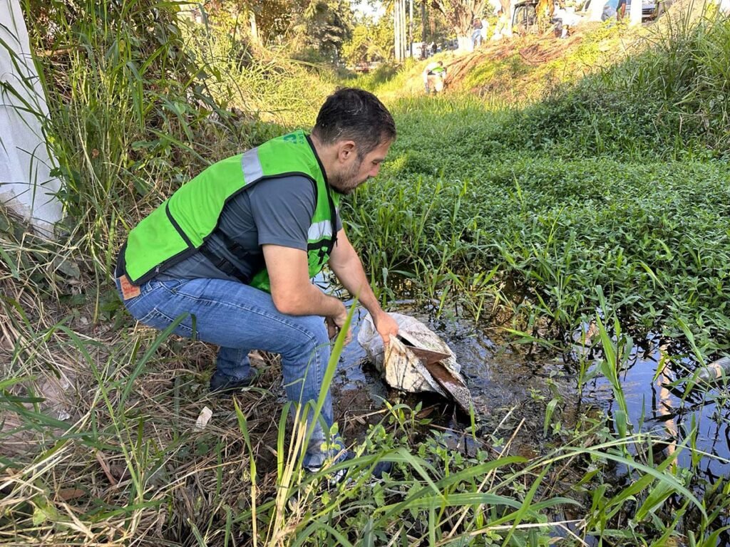 Unen esfuerzos para limpieza y desazolve del canal del Barrio Santa Maria 08