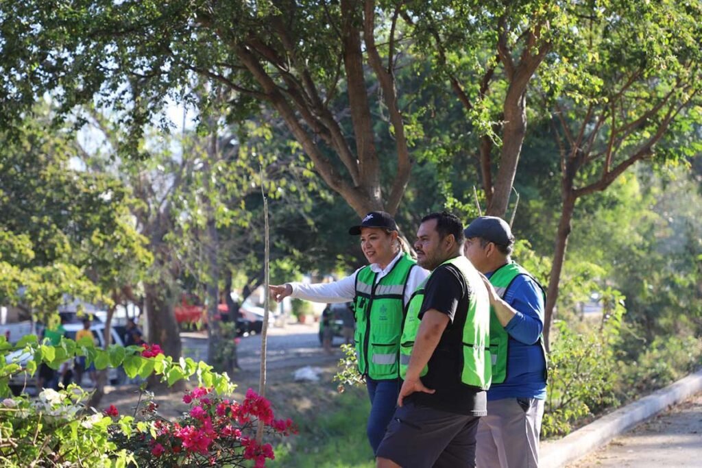 Unen esfuerzos para limpieza y desazolve del canal del Barrio Santa Maria 09