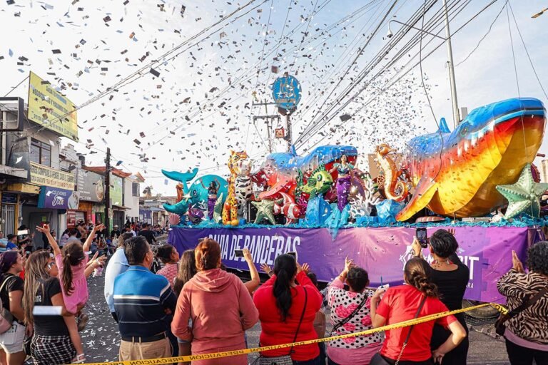 Bahía de Banderas deslumbra en el desfile inaugural de la Feria Nayarit 2025