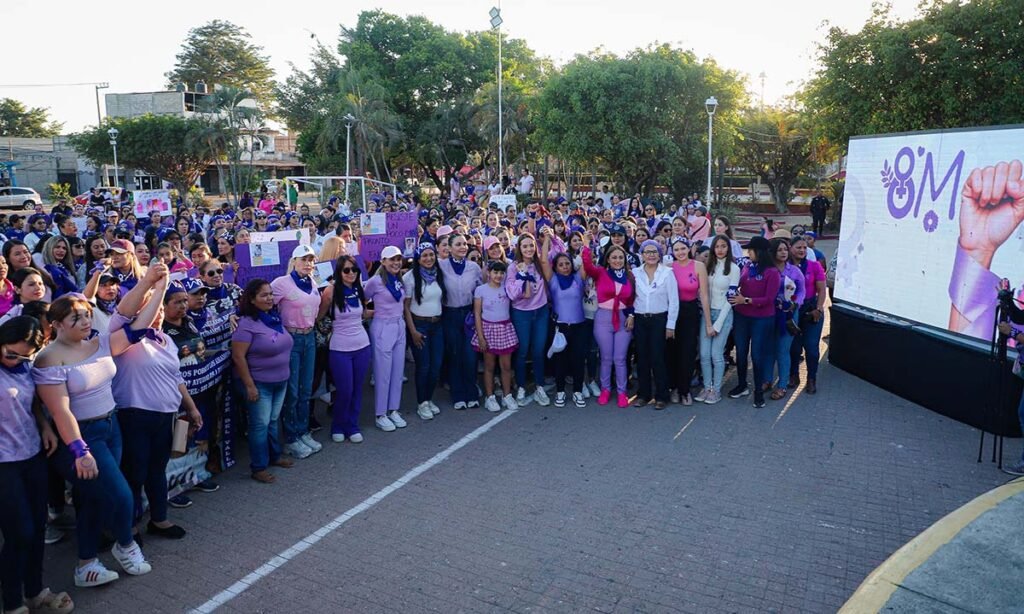 Bahía de Banderas se tiñe de morado en la marcha conmemorativa del 8M 10 marcha conmemorativa del 8M 11