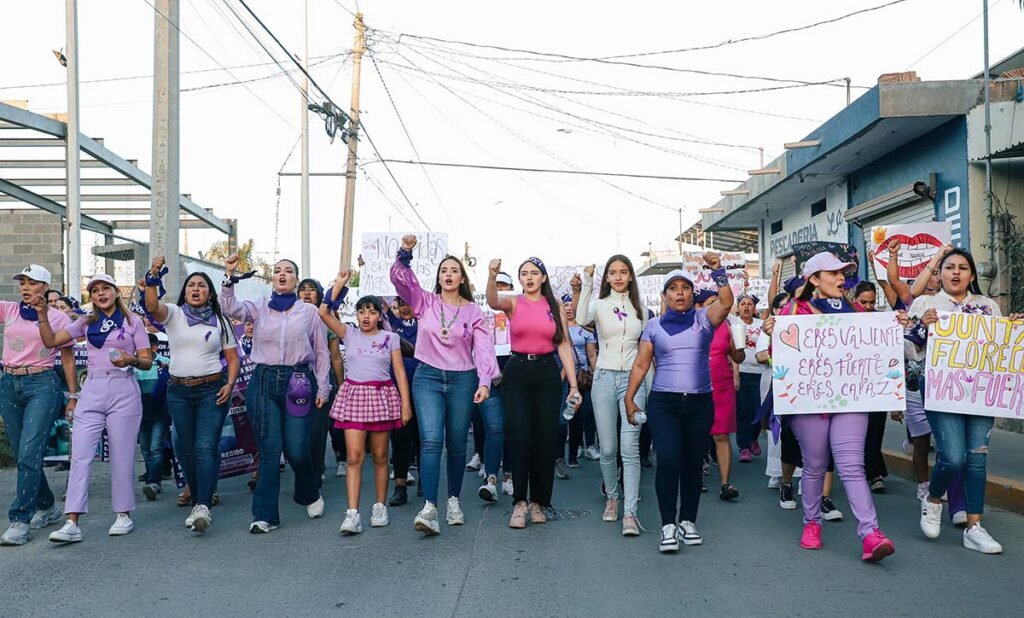 Bahía de Banderas se tiñe de morado en la marcha conmemorativa del 8M 3 marcha conmemorativa del 8M 19