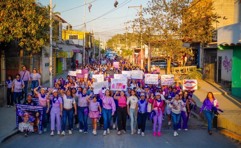 Bahía de Banderas se tiñe de morado en la marcha conmemorativa del 8M