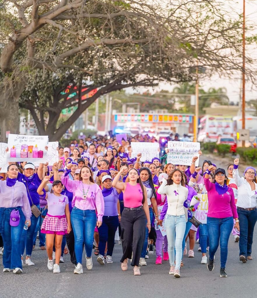 Bahía de Banderas se tiñe de morado en la marcha conmemorativa del 8M 2 marcha conmemorativa del 8M 21