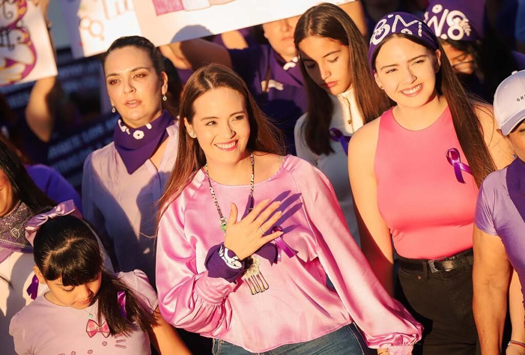Bahía de Banderas se tiñe de morado en la marcha conmemorativa del 8M 1 marcha conmemorativa del 8M 22