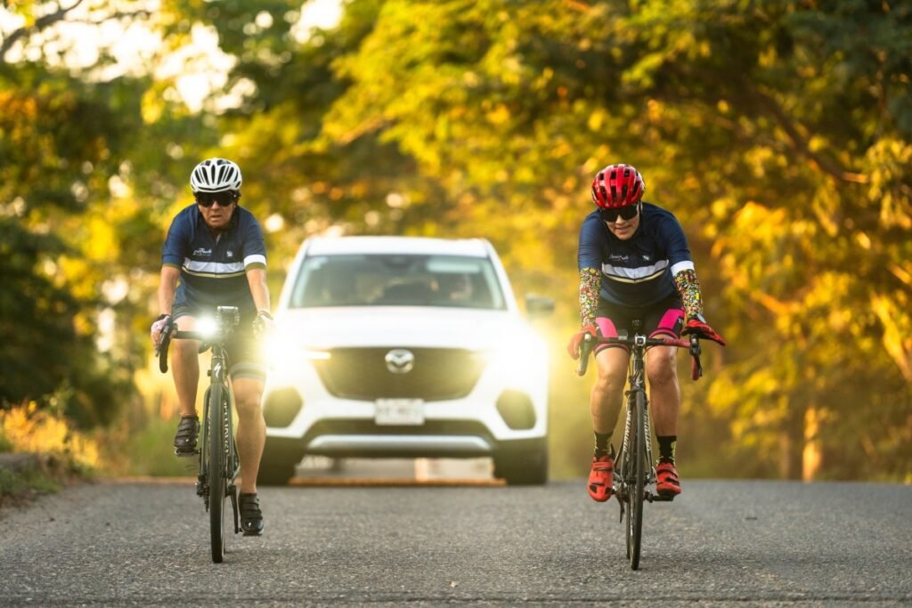 Dos ciclistas en la carretera.